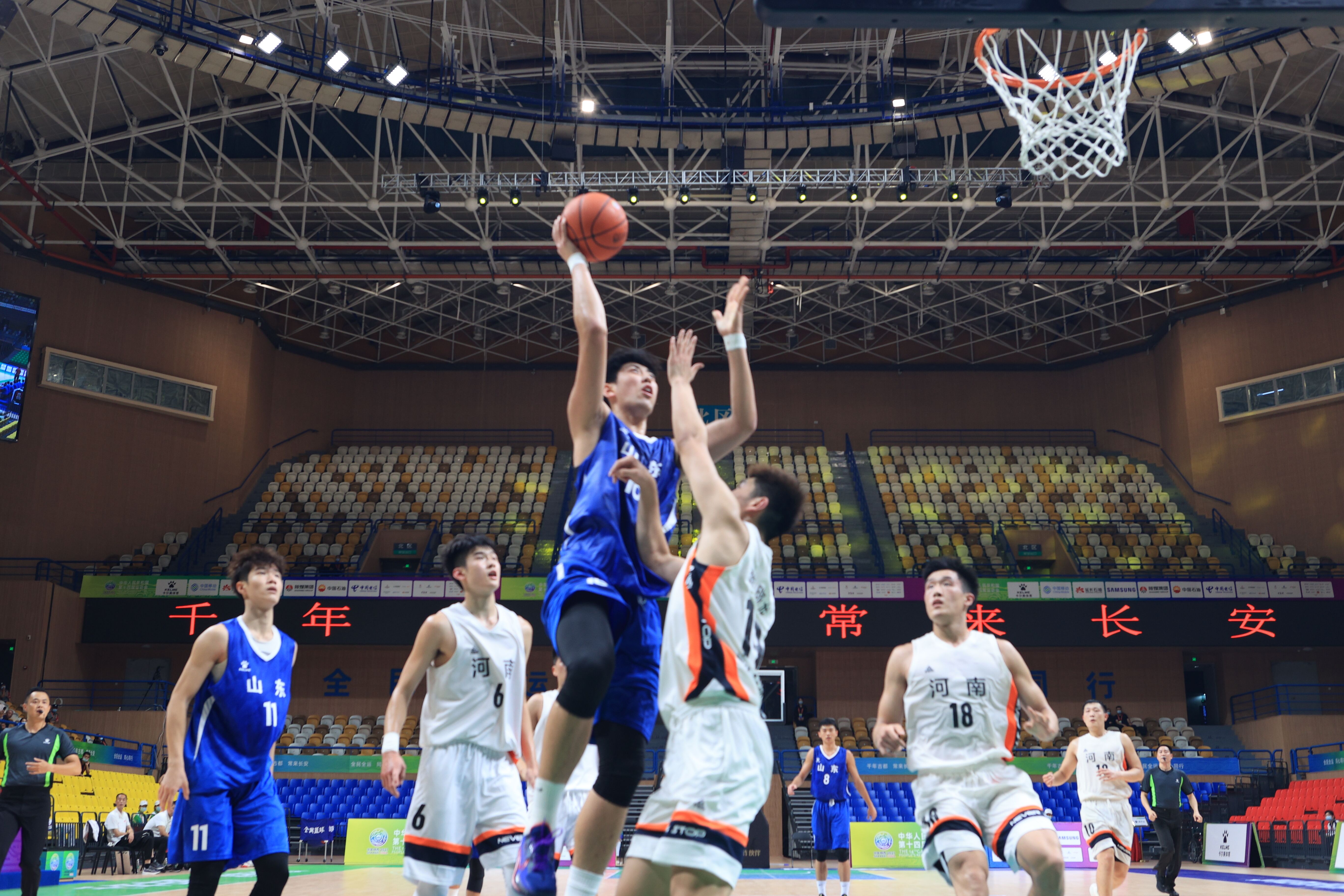 开激烈角逐 开激烈角逐